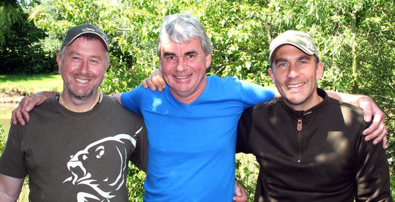 nash - kevin-nash-pozand-cu-cei-mai-noi-consultanti-nash-steve-briggs-stanga-si-simon-crow-dreapta.jpg